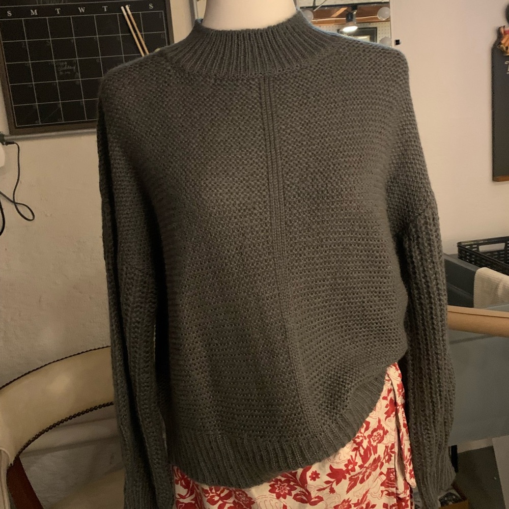 BNWT Elodie Nordstrom (rack) knitted Sweater Top Size L Crew color is iron grey